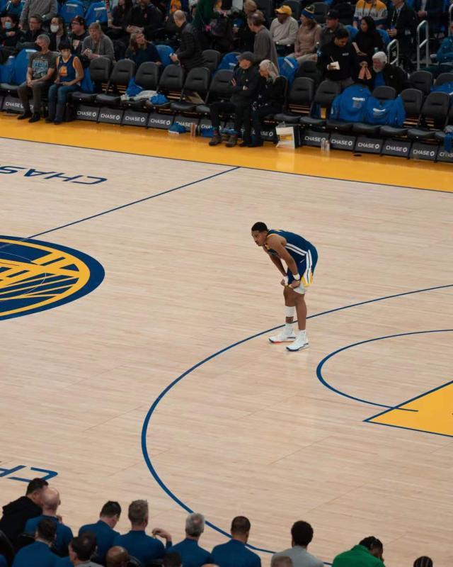 开云体育-【现场】特殊来宾造访勇士主场 一哥复出难阻失利