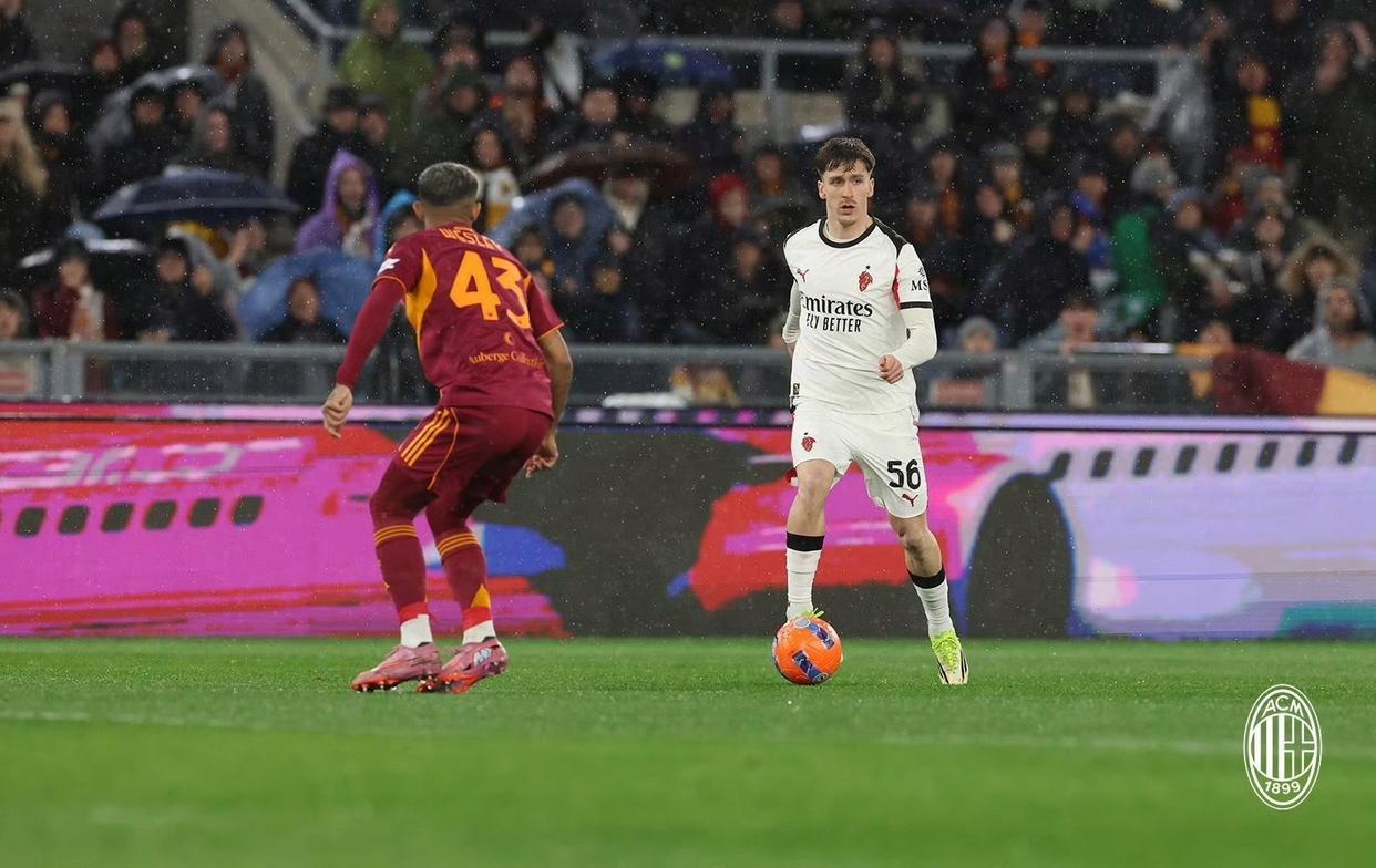 官方入口-又一个巴尔泰萨吉?米兰21岁右翼卫进步明显,成萨56合格轮换