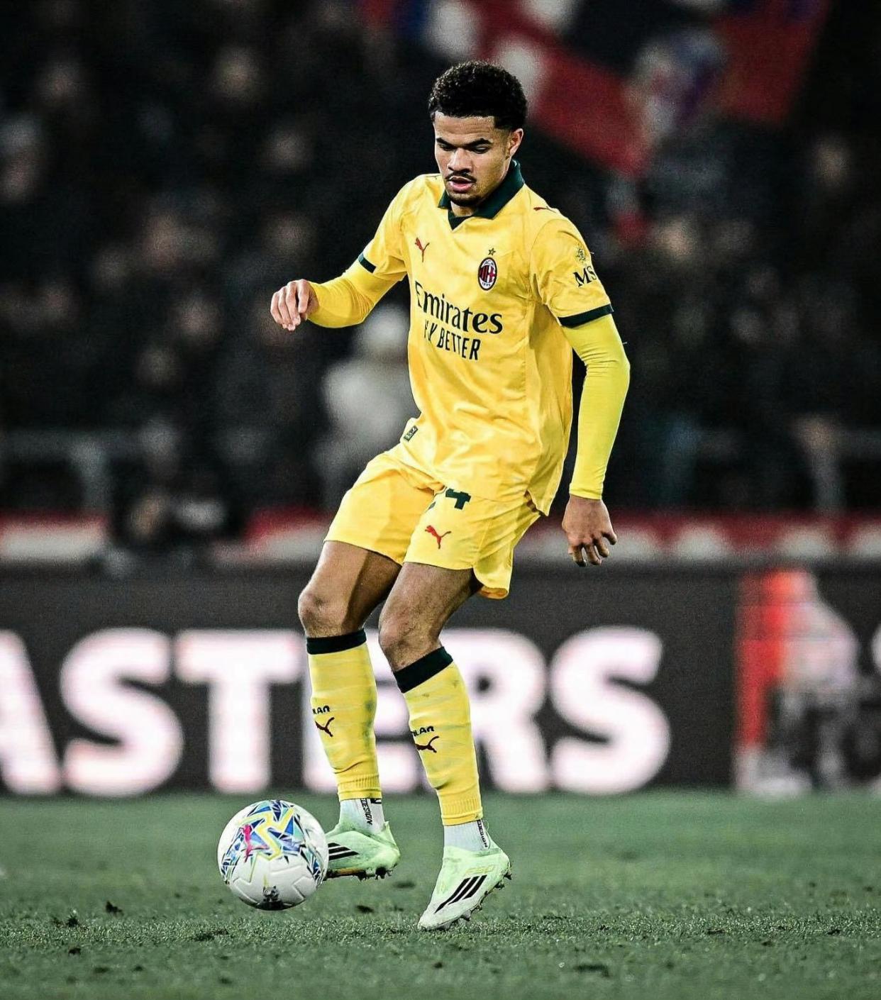 官方入口-又一个巴尔泰萨吉?米兰21岁右翼卫进步明显,成萨56合格轮换