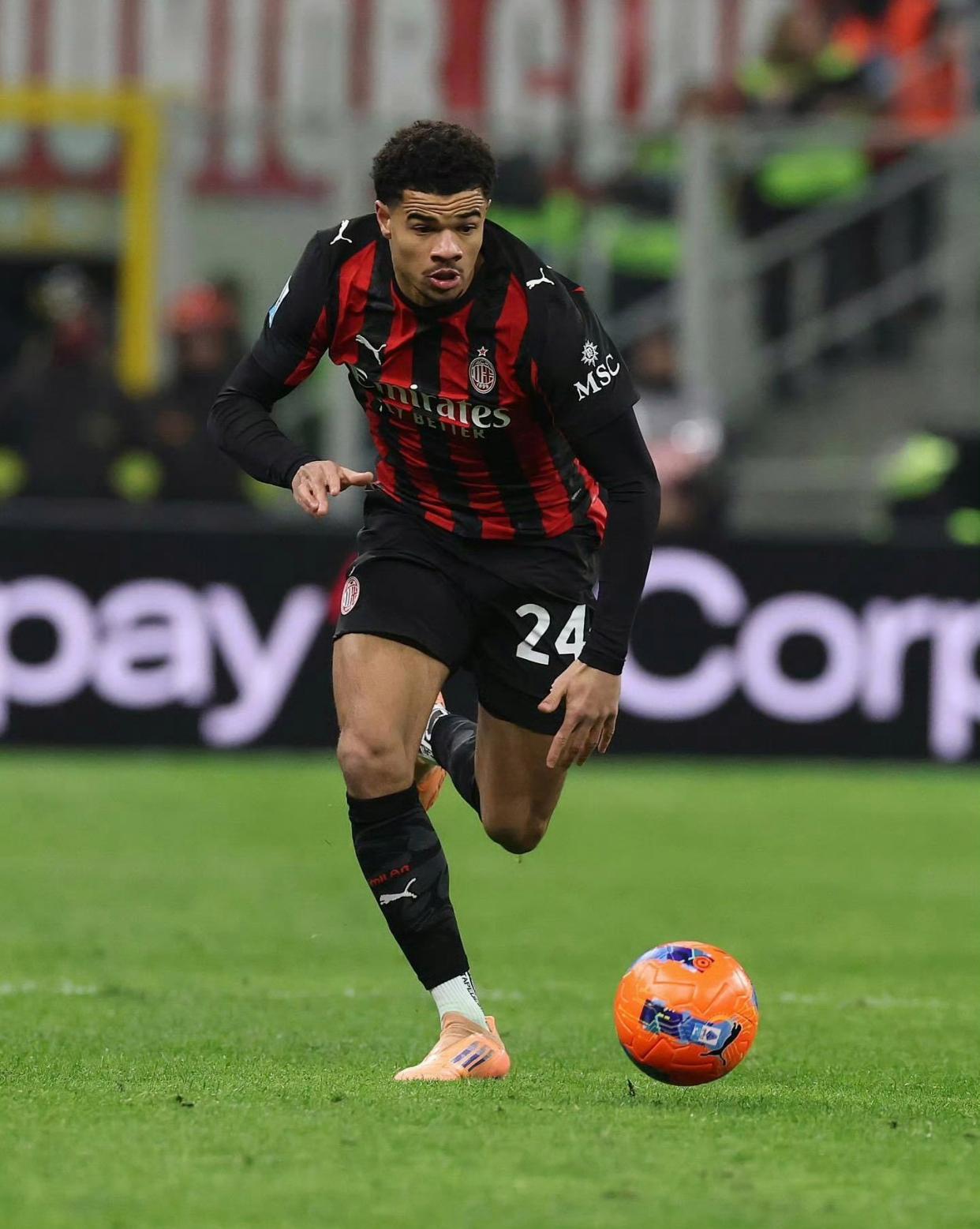 官方入口-又一个巴尔泰萨吉?米兰21岁右翼卫进步明显,成萨56合格轮换